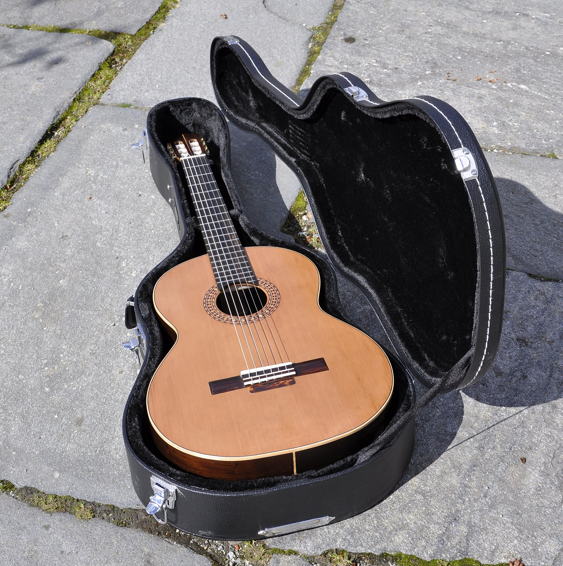 Klasik gitar: geniş sap, naylon teller ve sıcak, yumuşak bir tını.