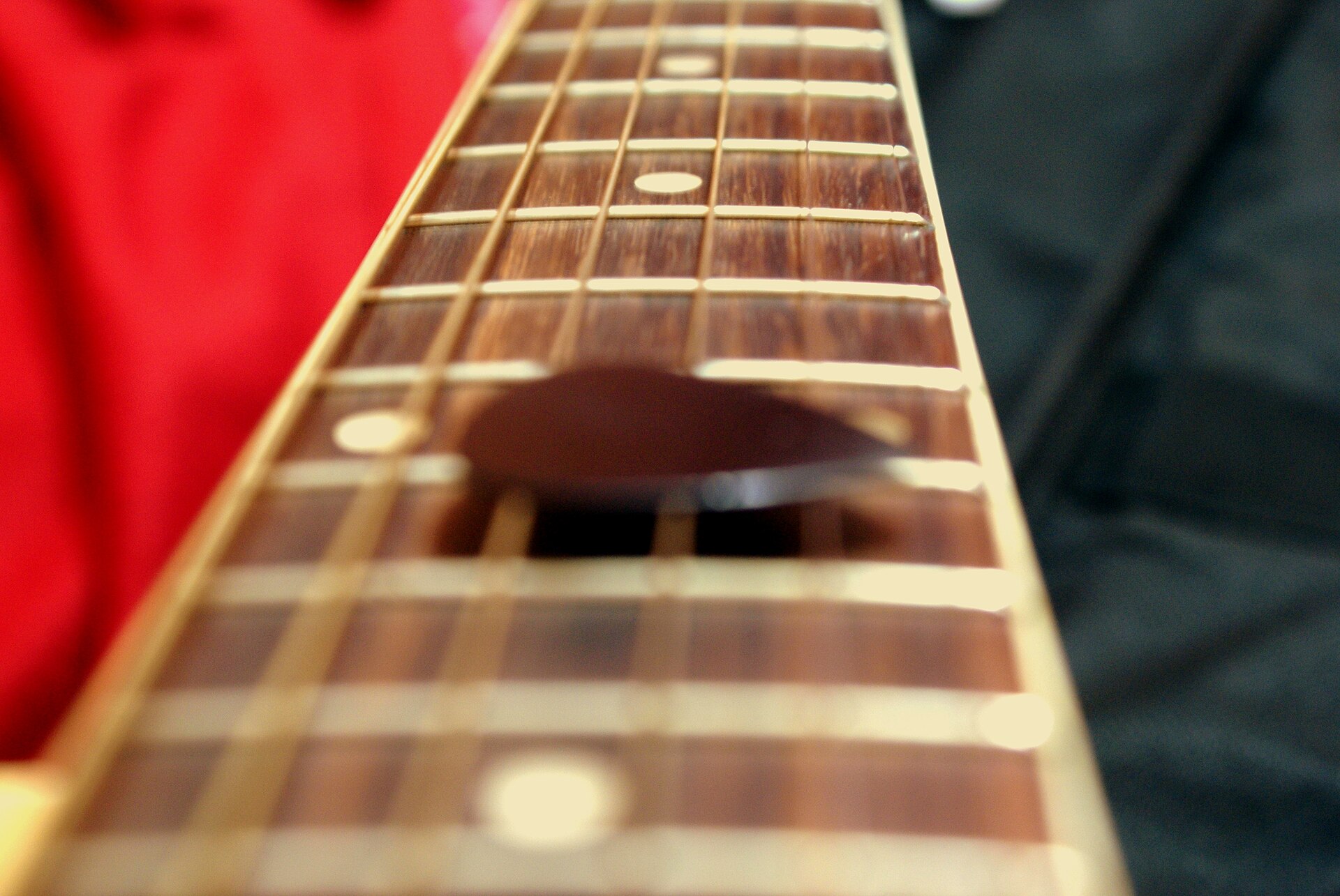Sap düzgünlüğü, tel yüksekliği ve perde işçiliği; bir gitarın çalınabilirliğini belirleyen en kritik üç detaydır.