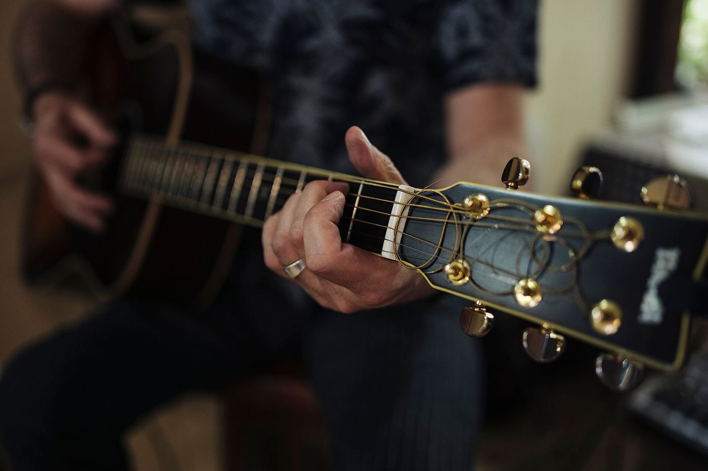 Basit açık akorlar ve sakin tempolar: ilk şarkıların en iyi yol arkadaşı akustik gitar.